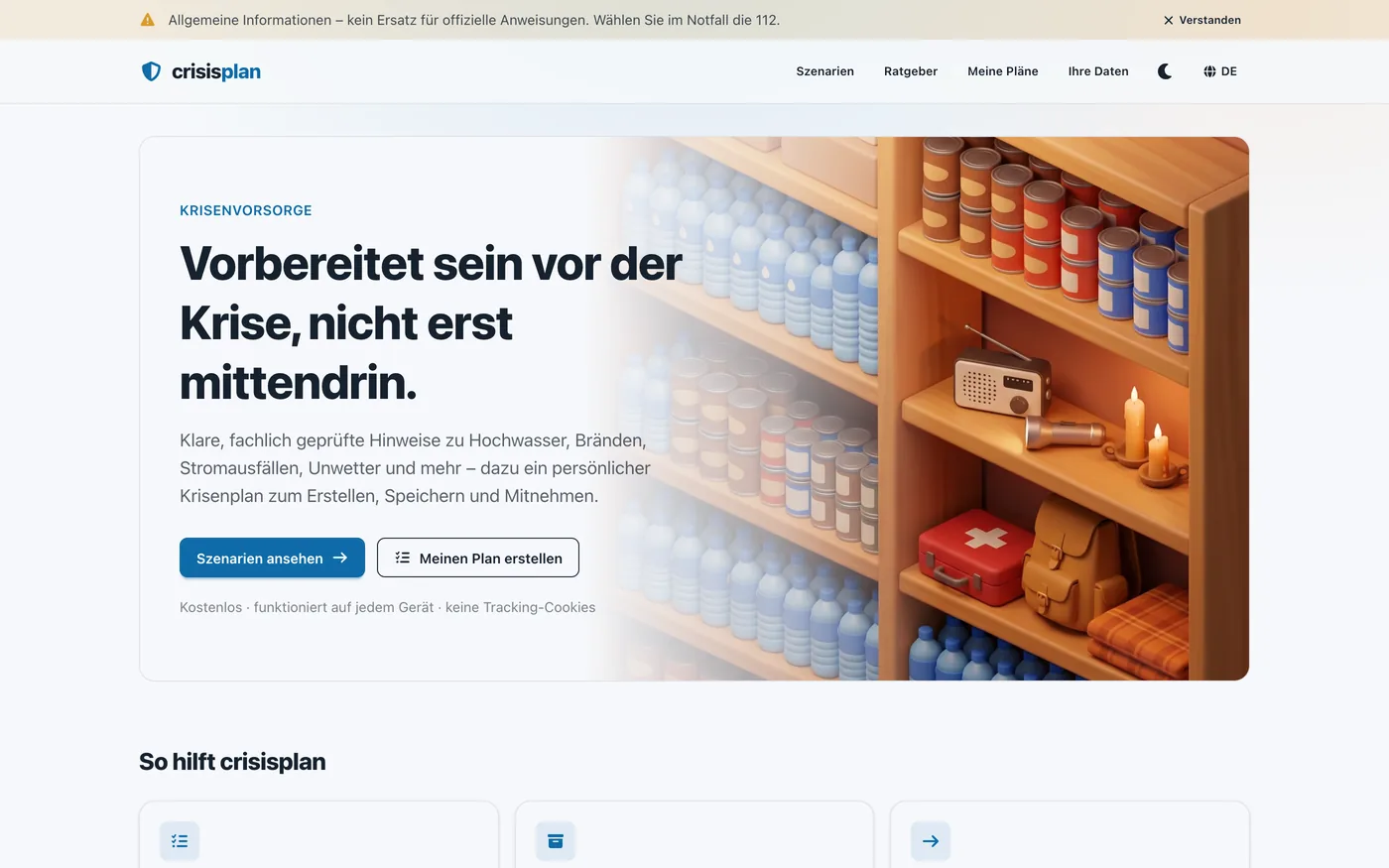 Startseite von crisisplan — oben der Hinweis, im Notfall die 112 zu wählen, darunter die Überschrift „Vorbereitet sein vor der Krise, nicht erst mittendrin." mit den Schaltflächen „Szenarien ansehen" und „Meinen Plan erstellen" und daneben die Illustration eines Vorratsregals mit Wasser, Konserven, Radio, Erste-Hilfe-Koffer und gepacktem Rucksack