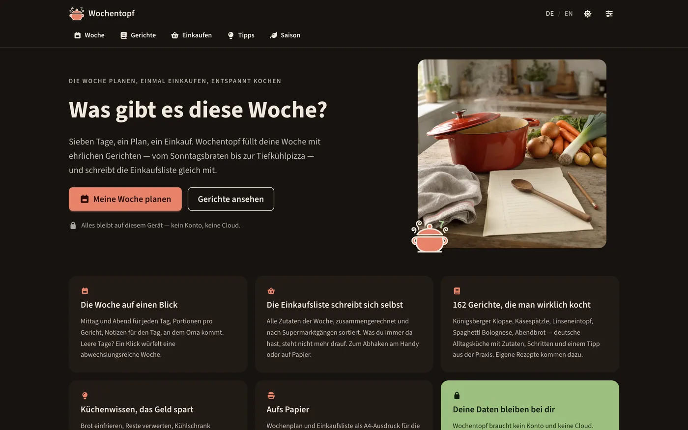 Startseite von Wochentopf: Kopfleiste mit den Reitern Woche, Gerichte, Einkaufen, Tipps und Saison, daneben die Überschrift „Was gibt es diese Woche?“ mit den Knöpfen „Meine Woche planen“ und „Gerichte ansehen“ und dem Hinweis, dass alles auf diesem Gerät bleibt. Rechts ein Foto von einem roten Emailletopf auf einem Holztisch mit Möhren, Zwiebeln, Lauch, Holzlöffel und leerem Notizblock. Darunter sechs Karten: die Woche auf einen Blick, eine Einkaufsliste, die sich selbst schreibt, 162 Gerichte, die man wirklich kocht, Küchenwissen, aufs Papier, und deine Daten bleiben bei dir.